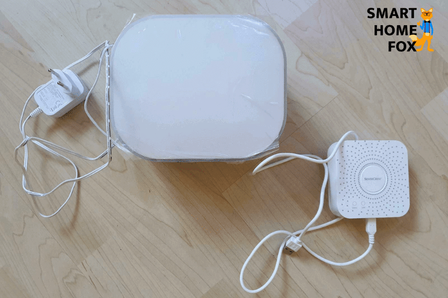 Man sieht ein Smart Home Gateway von Lidl auf einem Tisch stehen.  